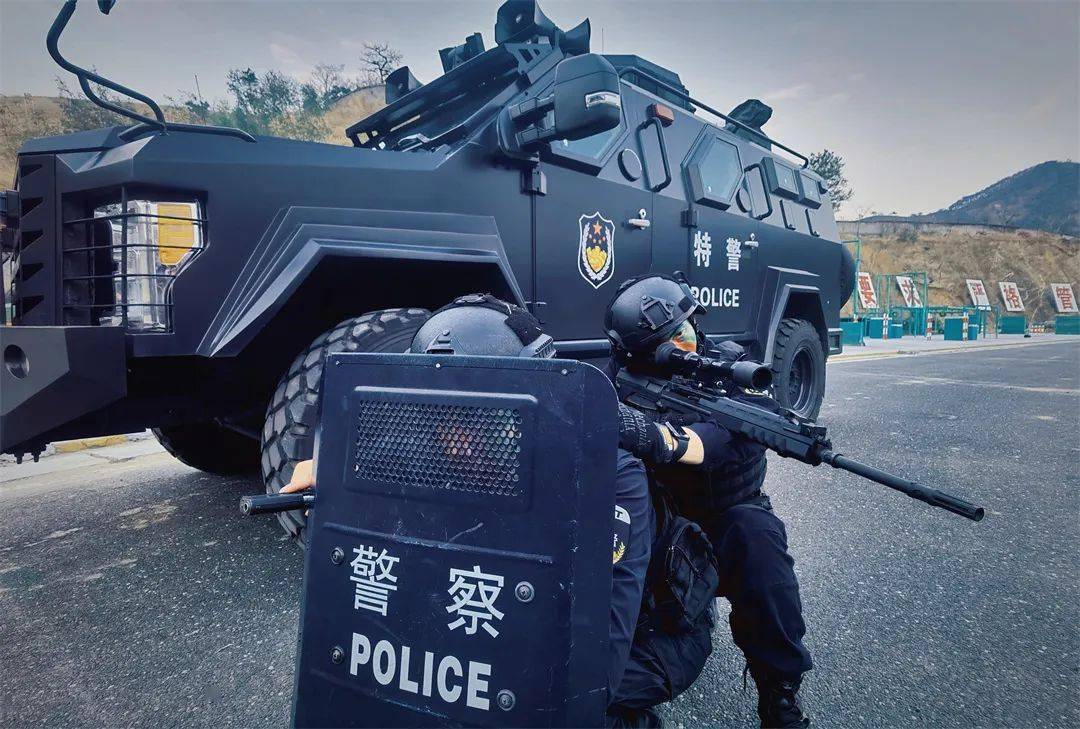 JJB-包含巡回赛巅峰对决！海滨烈马队火力全开岭北风暴队，冰球赛场再起波澜；禁区内连续解围的词条
